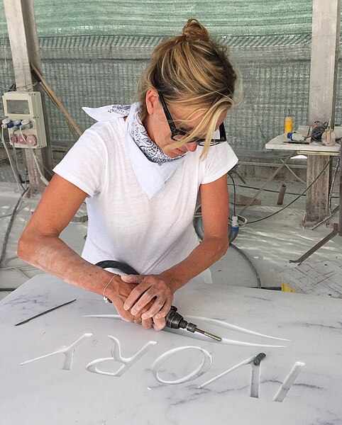 File:Rachel Lee Hovnanian sculpting in Massa-Carrara, Italy 2015.jpg