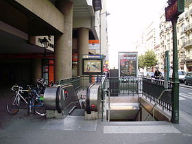 Escaleras que conducen a la estación (acceso no 1).