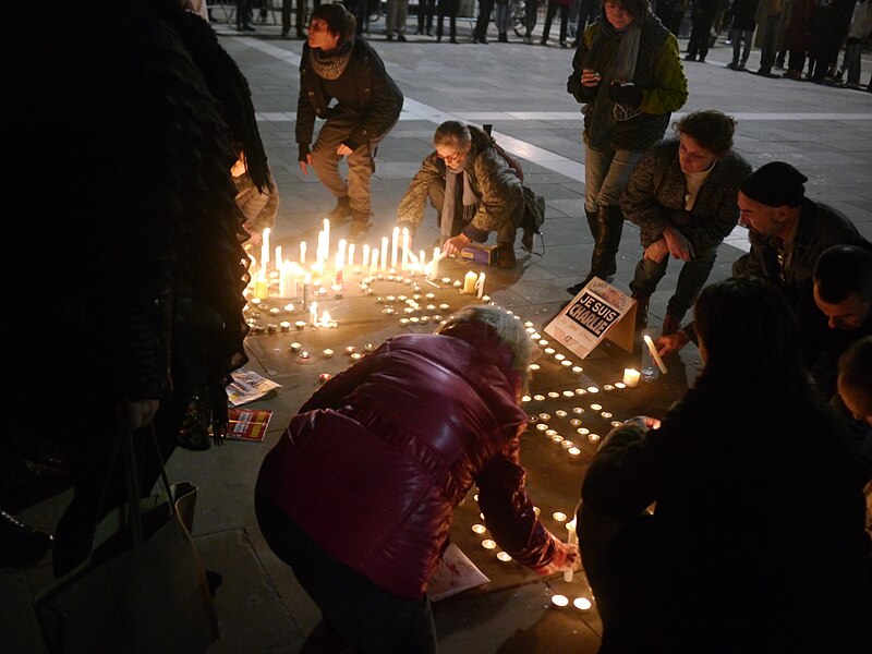 File:Rassemblement de soutien à Charlie Hebdo - 7 janvier 2015 - Toulon - P1980334.JPG