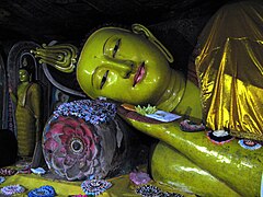 статуя Будди що лежить