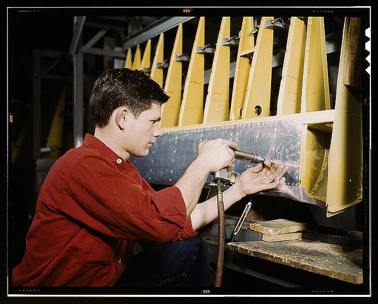 File:Riveter at work at the Douglas Aircraft Corporation plant in Long Beach, Calif. LOC 2179136411.jpg