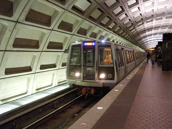 A Blue Line train at Rosslyn in 2005