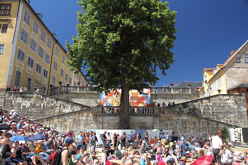 File:Rudolstadt Festival Burgterrasse.jpg