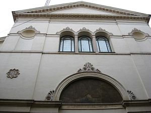 Partial view of Facade of church S-andrea.jpg