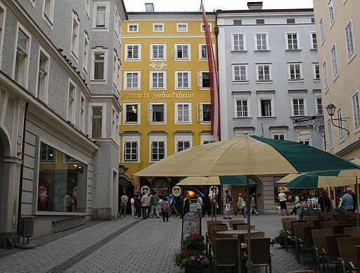 Salzburg: Blick über den Hagenauplatz nach Süden auf das gelbe Hagenauerhaus (= Mozarts Geburtshaus) in der Getreidegasse