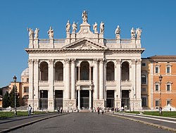 Gevel van de aartsbasiliek van St. John in Lateran