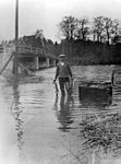 Skogvaktare Viktor Klintebäck har fångat gäddor på 1920-talet. I bakgrunden till vänster bron till Koffsan, till höger Koffsan.