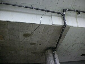 Zwei Zentimeter breiter Riss im Beton des Plattenbalkens der Vorlandbrücke