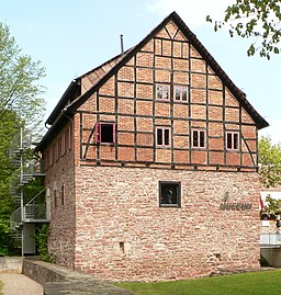 Schulenburg Bodenwerder mit Stadtmauer (cropped)