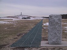 Килл-Девил-Хилс. Взлётная полоса братьев Райт и Национальный мемориал (на заднем плане)