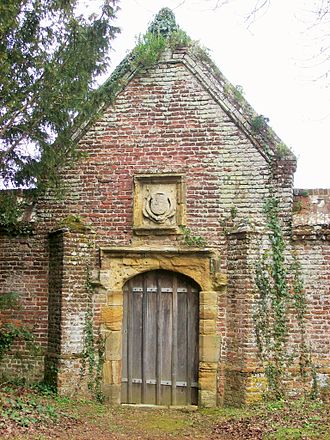 Sidney Gate in the churchyard Sidney Gate, Penshurst churchyard.JPG