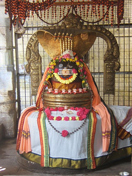 File:Siva Lingam at Jambukesvara temple in Srirangam.JPG