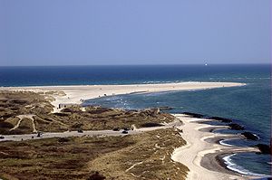 Skagens deniz fenerinden kuzeybatıya bakış: orta mesafede Grenen burunları, arkasında Skagerrak, sağda Kattegat