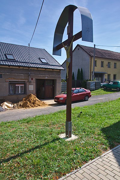 Soubor:Socha Krista u kapličky, Lhota pod Kosířem, okres Olomouc.jpg