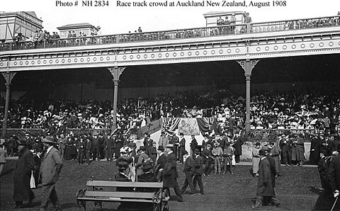 Spectators at Ellerslie Racecourse, 1908 Spectators at Ellerslie Racecourse, 1908.jpg