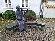 Spittadenkmal von Siegfried Zimmermann vor der Superintendentur in Burgdorf. Die Harfe spielt an auf Spittas Liedersammlung Psalter und Harfe.