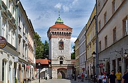 La porte Saint-Florian, rue Pijarska, Vieille Ville, Cracovie, Pologne.jpg