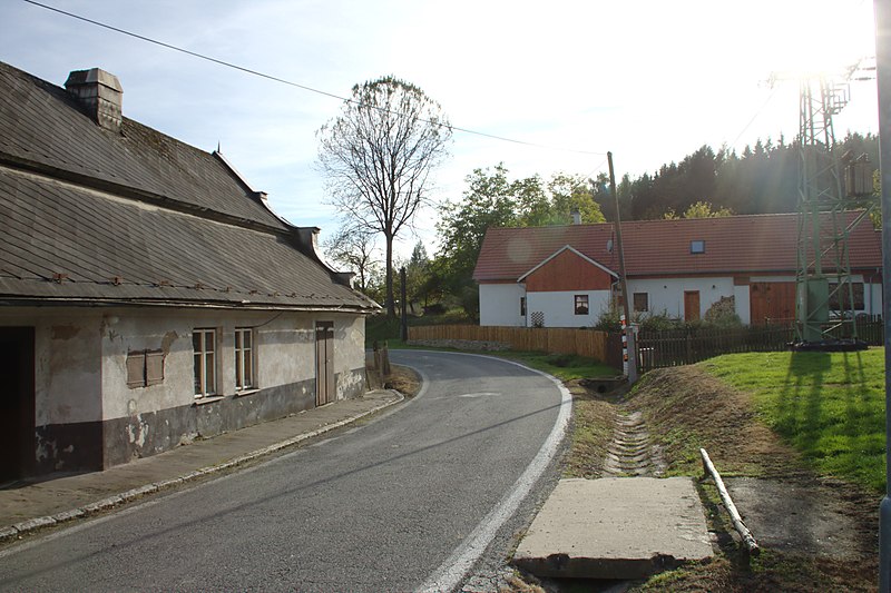 File:Stará Huť, stavení.jpg