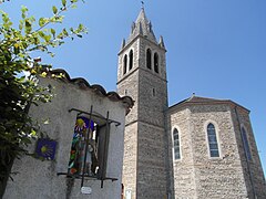 Statue de saint Jacques et église Saint-Jean.