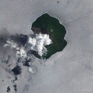 Знімок НАСА на вулкан Тінакула (2012)
