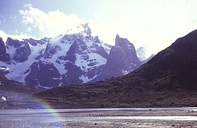 Stordalens Havn with Agdlerussakasit on skyline.jpg