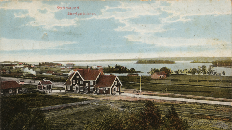 File:Strömsunds järnvägsstation colorerat vykort.png