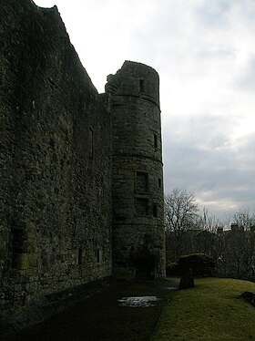 A view of the west tower. Strathaven Castle, view of tower, South Lanarkshire.JPG