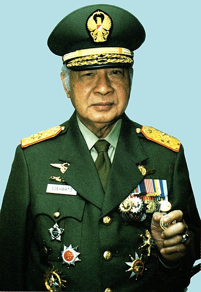 Fail:Suharto with military uniform, 1997.jpg