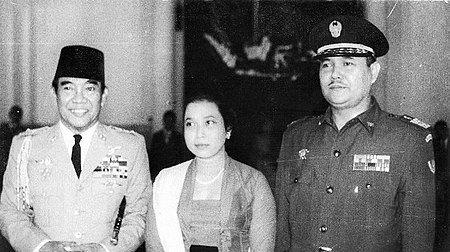 Fail:Sukarno, Siti Rachmah, and Moersjid (1967).jpg