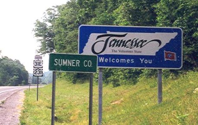 Signs indicating the Tennessee State and Sumner County borders