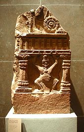 Balustrade-holding Yaksh met Korinthische zuilen, van Madhya Pradesh