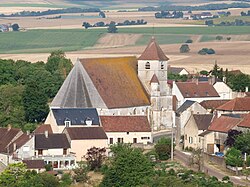 Landschaft von Forterre mit dem Dorf Taingy im Vordergrund