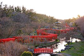 Ряды красных тории храма Такаяма-Инари-дзиндзя[англ.]