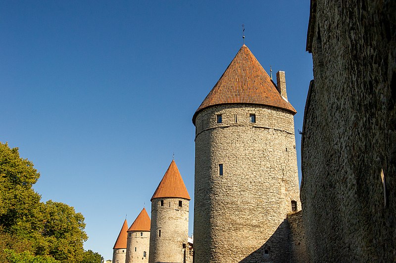 File:Tallinna linnamüüri tornid Tornide väljakul.jpg