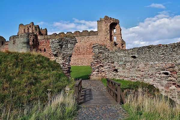 Artillery gunloops covered the outer gate at Tantallon