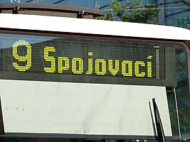 Numer linii i kierunek tramwaju wyświetlane są za pomocą wyświetlaczy flip-disc (tramwaj w Pradze, Czechy)