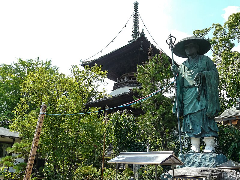 File:Tatsue-ji, Kōbō-Daishi Statue and Two story pagoda 01.jpg