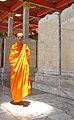 Bhikkhu vor den Marmor-Stelen