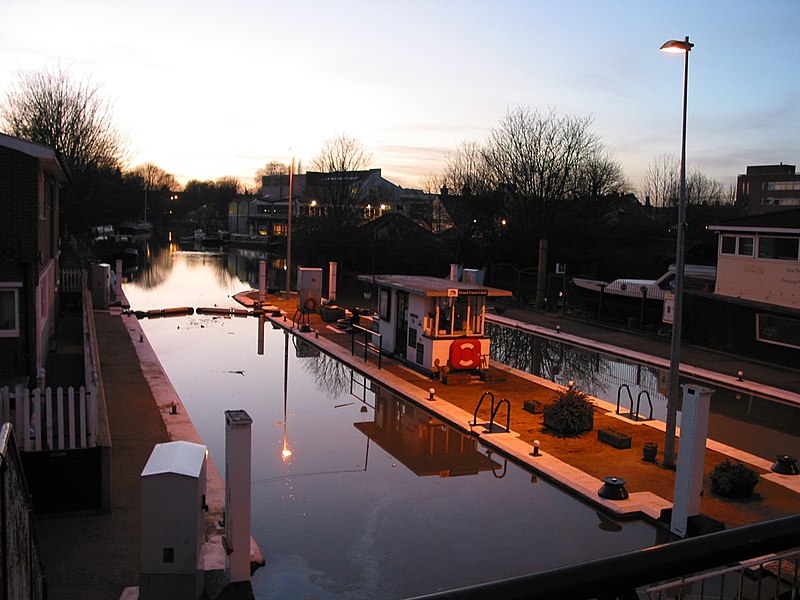 File:Thames Lock, Brentford, Spring Tide, Twilight, 20050113.jpg