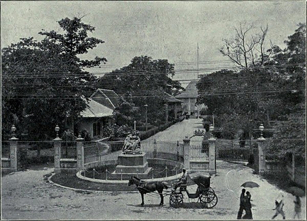 European governments set up diplomatic missions in Bang Rak. Among them was the British Legation, pictured c. 1908.