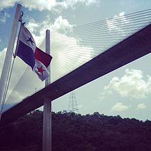 Die Puente Centenario mit der Panama-Flagge