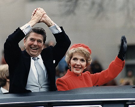 Tập tin:The Reagans waving from the limousine during the Inaugural Parade 1981.jpg