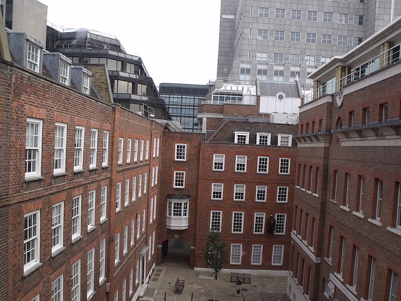 File:The courtyard of Gough Square (4043352109).jpg