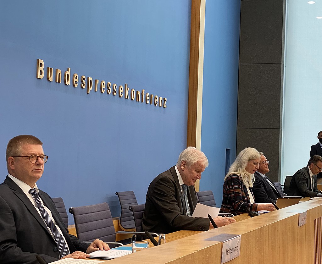 Thomas Haldenwang und Horst Seehofer in der Bundespressekonferent am 6. Oktober 2020.jpg