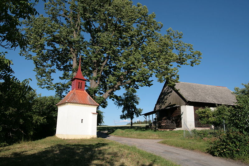 File:Tišnov, Hájek, kaple se stodolou (6610).jpg