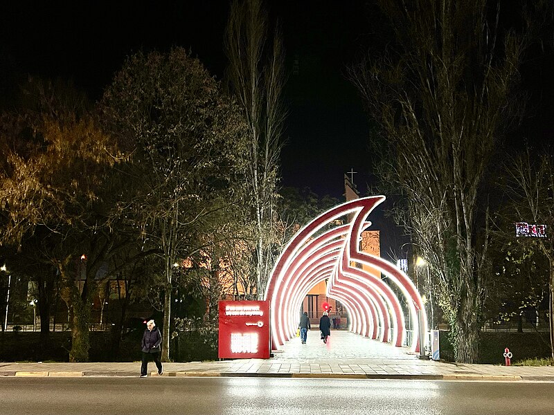 File:Tiranë, Albania, 2 January 2023 - Illuminated pathway.jpg