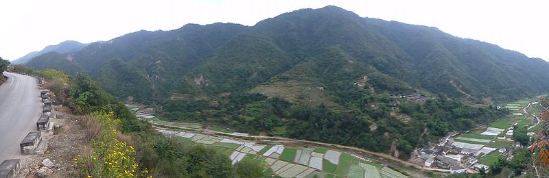 File:Tonghai Xian - S214 - descent from Lishan to Gaoda - P1360613.JPG