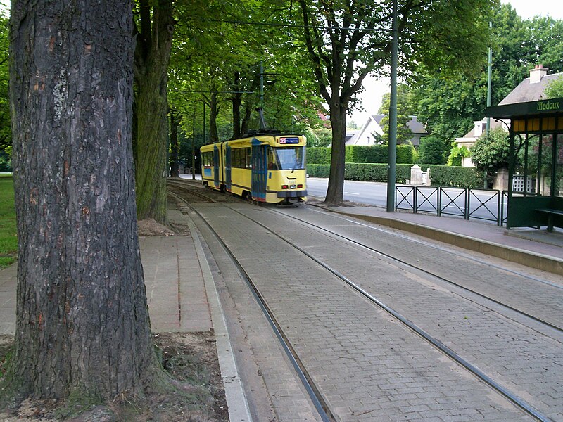 File:TramBrussels ligne39 Madoux versMontg2.JPG