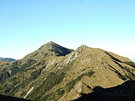 Blick auf den 3496 m hohen Sanchashan (三叉山, „Dreigipfelberg“) am Westrand von Zhuoxi