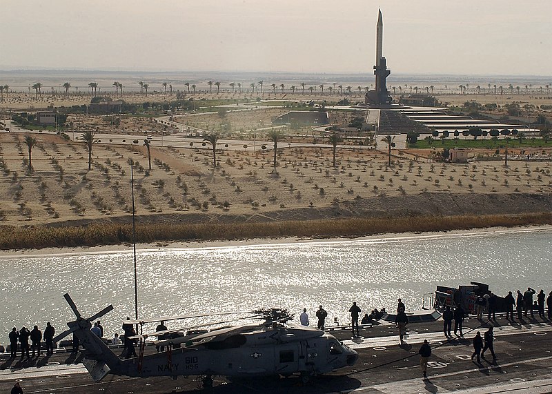 File:US Navy 040216-N-1082Z-054 The nuclear powered aircraft carrier USS George Washington (CVN 73) and her embarked Carrier Air Wing Seven (CVW-7) transits the Suez Canal.jpg